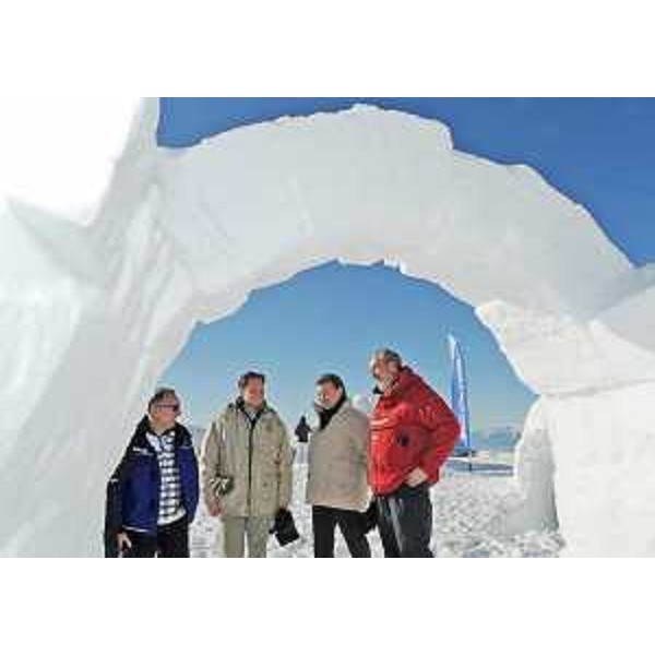 Luca Ciriani (Assessore regionale Attività produttive) all'inaugurazione del Villaggio Igloo sul Pian di Sass a Piancavallo. (Piancavallo 10/01/09) 