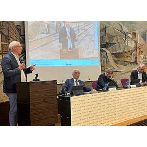 L'intervento del presidente del Cr Fvg, Mauro Bordin. Al tavolo Bruno Malattia, presidente della Fondazione Friuli, Giovanni Da Pozzo, presidente della camera di commercio Pordenone-Udine e Luca Piana, vicedirettore Gruppo Nem - L'intervento del presidente del Cr Fvg, Mauro Bordin. Al tavolo Bruno Malattia, presidente della Fondazione Friuli, Giovanni Da Pozzo, presidente della camera di commercio Pordenone-Udine e Luca Piana, vicedirettore Gruppo Nem 