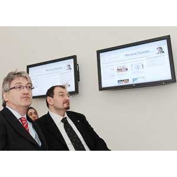 Renzo Tondo (Presidente Friuli Venezia Giulia) e Giorgio Carbonara (Portavoce Presidente Tondo) nel corso della presentazione del sito web "Il presidente per i cittadini" (www.presidente.regione.fvg.it), a Trieste. (Trieste 15/01/09)