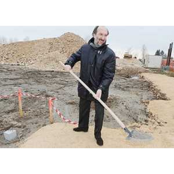 Riccardo Riccardi (Assessore regionale Mobilità e Trasporti) alla posa simbolica della prima pietra di due bretelle che collegheranno la "A28" ai territori e alle zone industriali di Fontanafredda e di Caneva. (Vigonovo di Fontanafredda 17/01/09)