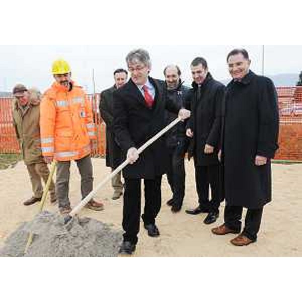 Renzo Tondo (Presidente Friuli Venezia Giulia) alla posa simbolica della prima pietra di due bretelle che collegheranno la "A28" ai territori e alle zone industriali di Fontanafredda e di Caneva. (Vigonovo di Fontanafredda 17/01/09)