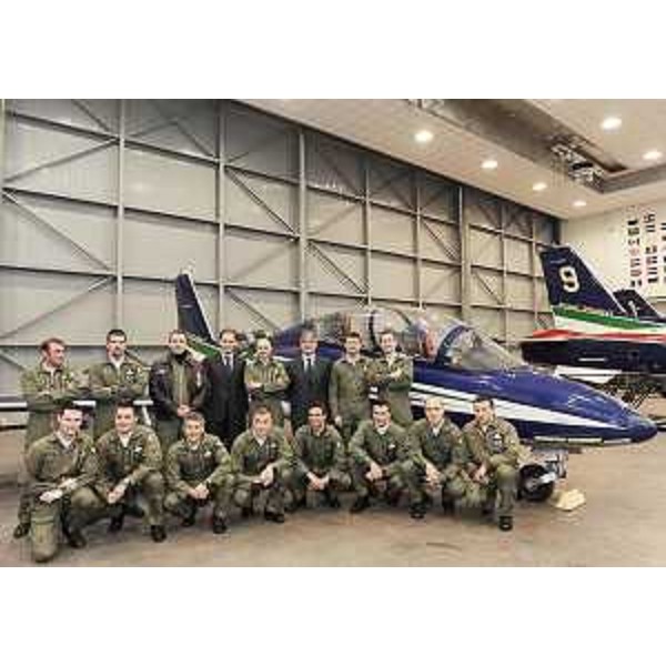 Renzo Tondo (Presidente Friuli Venezia Giulia) e Luca Ciriani (Vicepresidente Friuli Venezia Giulia) con i piloti e il personale tecnico delle Frecce Tricolori alla Base di Rivolto. (Rivolto 19/01/09)
