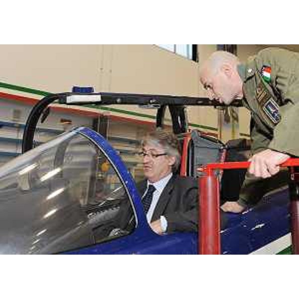 Renzo Tondo (Presidente Friuli Venezia Giulia) e Massimo Tammaro (Maggiore Comandante Pattuglia Acrobatica Nazionale Frecce Tricolori) alla Base di Rivolto. (Rivolto 19/01/09)