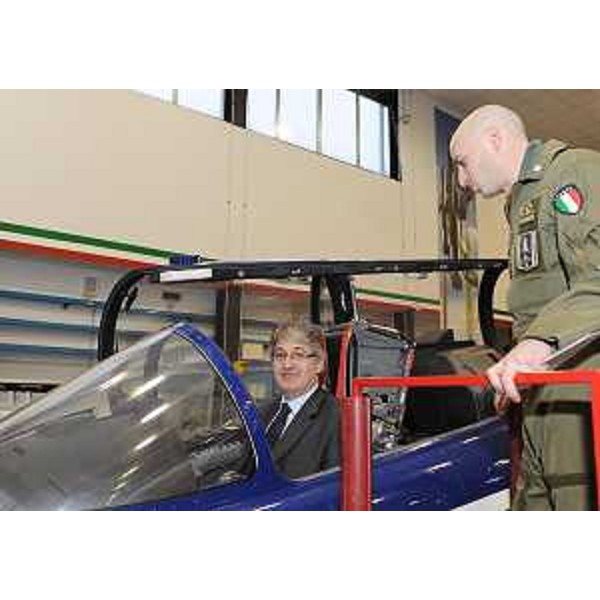 Renzo Tondo (Presidente Friuli Venezia Giulia) e Massimo Tammaro (Maggiore Comandante Pattuglia Acrobatica Nazionale Frecce Tricolori) alla Base di Rivolto. (Rivolto 19/01/09)