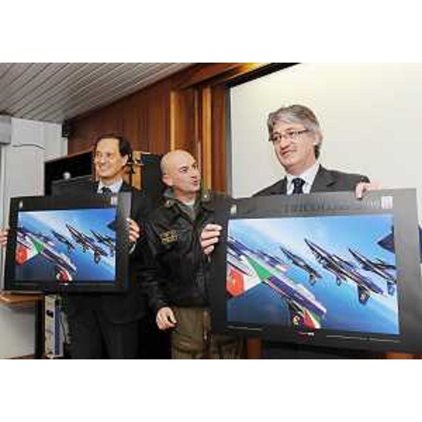 Luca Ciriani (Vicepresidente Friuli Venezia Giulia), Massimo Tammaro (Maggiore Comandante Pattuglia Acrobatica Nazionale Frecce Tricolori) e Renzo Tondo (Presidente Friuli Venezia Giulia) alla Base di Rivolto. (Rivolto 19/01/09)