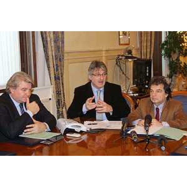 Elio De Anna (Assessore regionale Sistemi informativi), Renzo Tondo (Presidente Friuli Venezia Giulia) e Renato Brunetta (Ministro P.A. e Innovazione) nel corso dell'incontro sul progetto pilota "DEMA", a Roma. (Roma 20/01/09) 