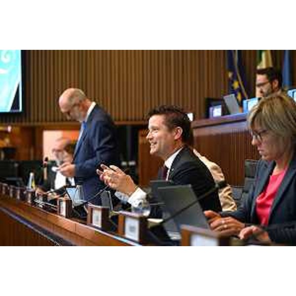 Il presidente della I Commissione, Markus Maurmair (FdI), con gli assessori regionali Riccardo Riccardi e Barbara Zilli - Il presidente della I Commissione, Markus Maurmair (FdI), con gli assessori regionali Riccardo Riccardi e Barbara Zilli