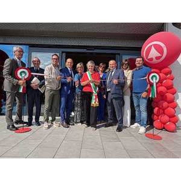 Il taglio del nastro per l'inaugurazione del rinnovato storico punto vendita Eurospar "Euroforte" di Buja - Il taglio del nastro per l'inaugurazione del rinnovato storico punto vendita Eurospar "Euroforte" di Buja