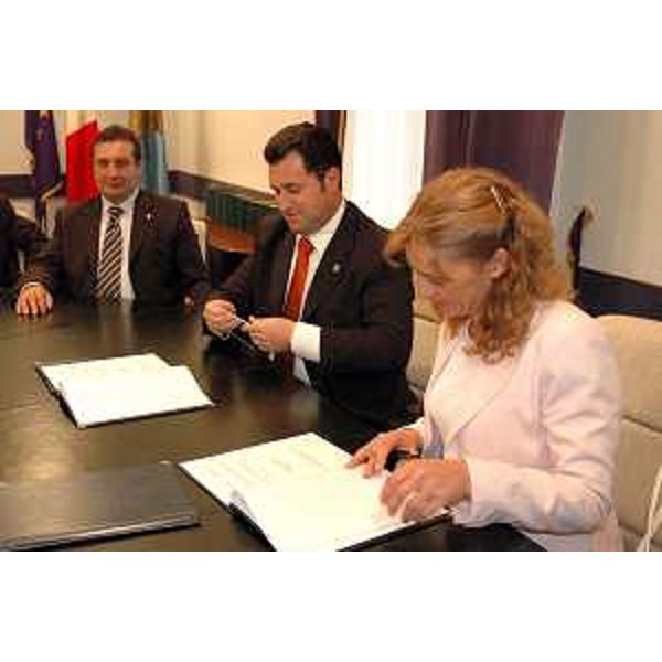 Franco Iacop (Assessore regionale per le relazioni internazionali, comunitarie e autonomie locali) con Laura Montero (Ministro dell'Economia della Provincia di Mendoza (Argentina)) e Enzo Marsilio (Assessore regionale alle risorse agricole, naturali, forestali e montagna) durante l'incontro per la firma di un'Intesa di cooperazione. (Trieste 28/09/06)