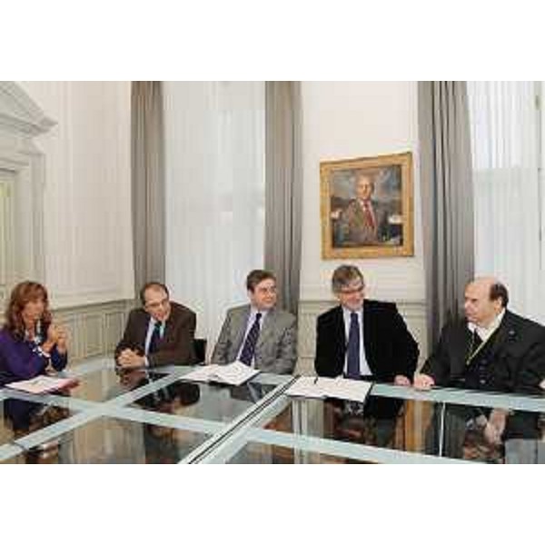 Secondo Guaschino (Direttore Dipartimento Ostetricia e Ginecologia Burlo Garofolo), Francesco Peroni (Rettore Università Trieste), Renzo Tondo (Presidente Friuli Venezia Giulia) e Vladimir Kosic (Assessore regionale Salute) nella sede della Regione a Trieste. (Trieste 21/01/09)