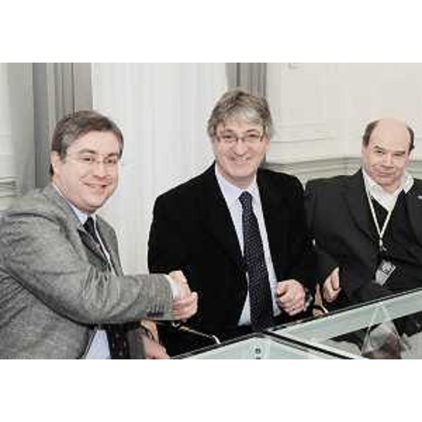 Francesco Peroni (Rettore Università Trieste), Renzo Tondo (Presidente Friuli Venezia Giulia) e Vladimir Kosic (Assessore regionale Salute) nella sede della Regione a Trieste. (Trieste 21/01/09)