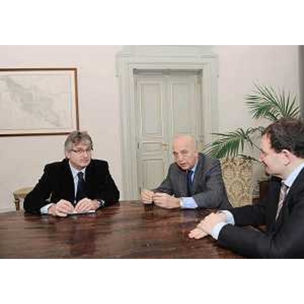Renzo Tondo (Presidente Friuli Venezia Giulia), Giorgio Zanfagnin (Sovrintendente Teatro Verdi Trieste) e Giorgio Carbonara (Portavoce Presidente Tondo) nella sede della Regione a Trieste. (Trieste 21/01/09)