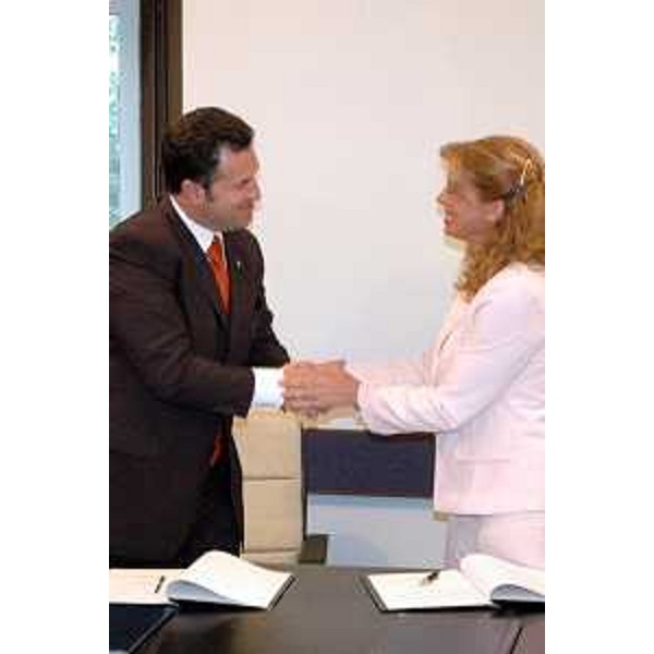 Franco Iacop (Assessore regionale per le relazioni internazionali, comunitarie e autonomie locali) e Laura Montero (Ministro dell'Economia della Provincia di Mendoza (Argentina)) durante l'incontro per la firma di un'Intesa di cooperazione. (Trieste 28/09/06)