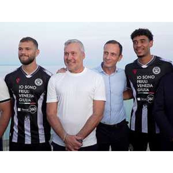 Il governatore Massimiliano Fedriga e l'assessore Bini insieme a due giocatori dell'Udinese con la nuova maglia della prossima stagione di Serie A 2025/2026. - Il governatore Massimiliano Fedriga e l'assessore Bini insieme a due giocatori dell'Udinese con la nuova maglia della prossima stagione di Serie A 2025/2026.
