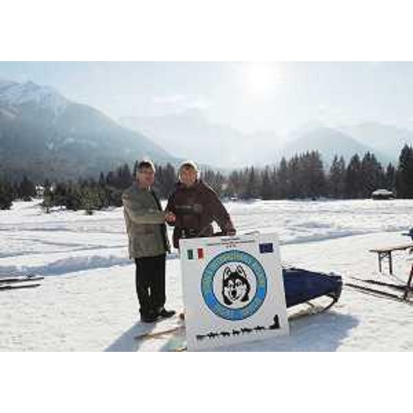 Renzo Tondo (Presidente Friuli Venezia Giulia) nel corso della visita alla Scuola Internazionale Mushing di Fusine, sede nazionale della federazione Italiana Musher Sleddog Sport (FIMSS), con Ararad Khatchikian (Fondatore e Gestore Scuola). (Fusine 26/01/09)