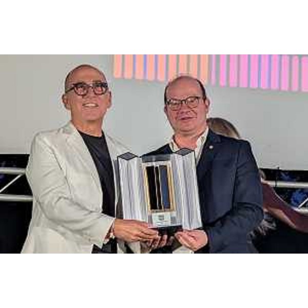 Il vicegovernatore Mario Anzil premia Ferzan Özpetek, regista e sceneggiatore insignito del Premio all'opera d'autore nell'ambito della 44ª edizione del Premio Internazionale Sergio Amidei - Il vicegovernatore Mario Anzil premia Ferzan Özpetek, regista e sceneggiatore insignito del Premio all'opera d'autore nell'ambito della 44ª edizione del Premio Internazionale Sergio Amidei