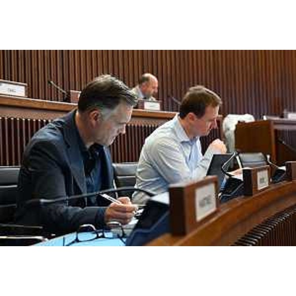 Da sinistra Massimo Mentil e Massimiliano Pozzo (Pd) durante i lavori della Commissione. In alto, il capogruppo Diego Moretti - Da sinistra Massimo Mentil e Massimiliano Pozzo (Pd) durante i lavori della Commissione. In alto, il capogruppo Diego Moretti