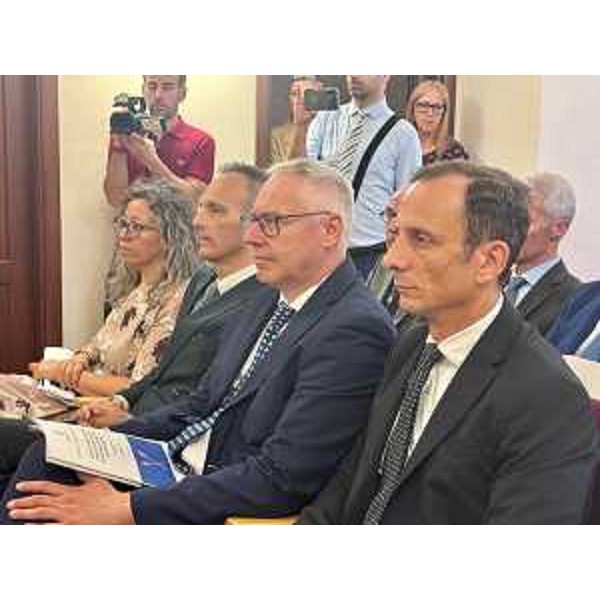 Al centro il presidente del Cr Fvg, Mauro Bordin insieme al presidente della Regione Massimiliano Fedriga e al vicepresidente del Cr, Francesco Russo - Al centro il presidente del Cr Fvg, Mauro Bordin insieme al presidente della Regione Massimiliano Fedriga e al vicepresidente del Cr, Francesco Russo 