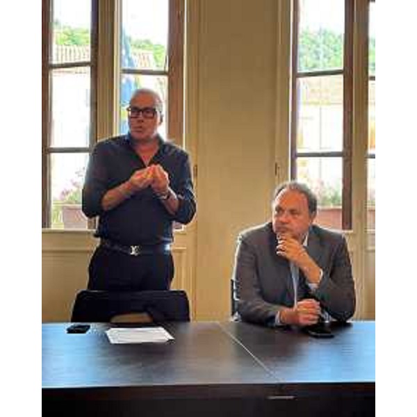 L'assessore Bini nel corso del suo intervento. Al suo fianco il sindaco di Cormons Roberto Felcaro - L'assessore Bini nel corso del suo intervento. Al suo fianco il sindaco di Cormons Roberto Felcaro