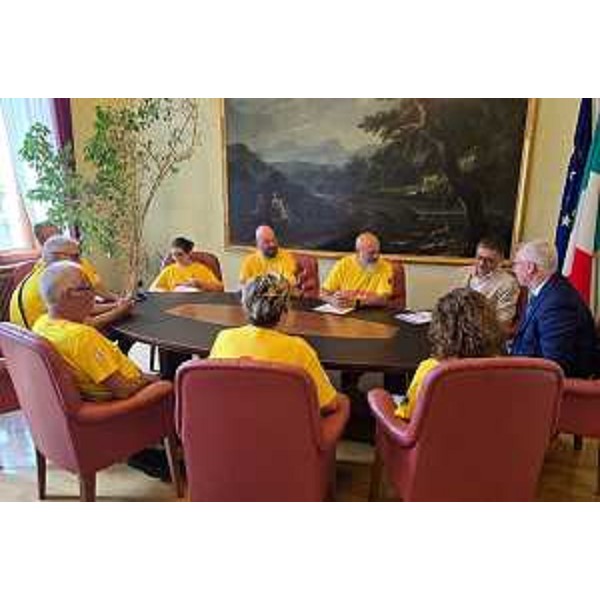 Il gruppo "Chei dal Moss", con il coordinatore Wanes Granzotto accanto al consigliere Bolzonello, ricevuti dal presidente Mauro Bordin - Il gruppo "Chei dal Moss", con il coordinatore Wanes Granzotto accanto al consigliere Bolzonello, ricevuti dal presidente Mauro Bordin