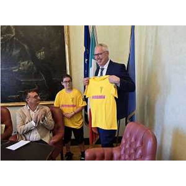 Carlo Bolzonello applaude il presidente del Cr Fvg, Mauro Bordin, che riceve la maglietta identificativa di "Chei dal Moss" - Carlo Bolzonello applaude il presidente del Cr Fvg, Mauro Bordin, che riceve la maglietta identificativa di "Chei dal Moss"