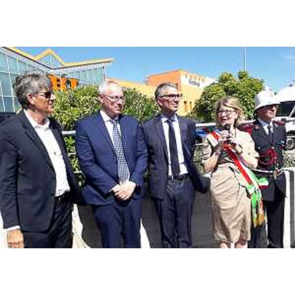 L'assessore alle Autonomie locali Pierpaolo Roberti (secondo da destra) alla cerimonia di intitolazione della rotonda allincrocio fra via Flavia e strada della Rosandra a Ernesto Illy. - L'assessore alle Autonomie locali Pierpaolo Roberti (secondo da destra) alla cerimonia di intitolazione della rotonda allincrocio fra via Flavia e strada della Rosandra a Ernesto Illy. 