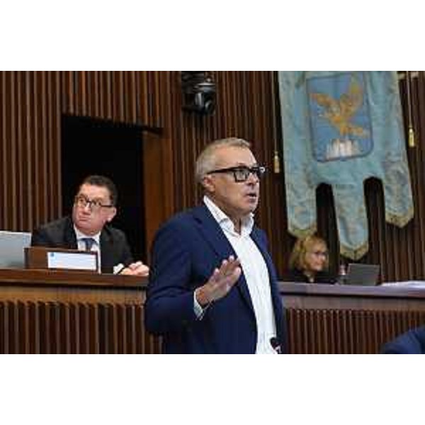 L'assessore regionale alle Attività produttive e turismo Sergio Emidio Bini nel suo intervento in Consiglio regionale - L'assessore regionale alle Attività produttive e turismo Sergio Emidio Bini nel suo intervento in Consiglio regionale 