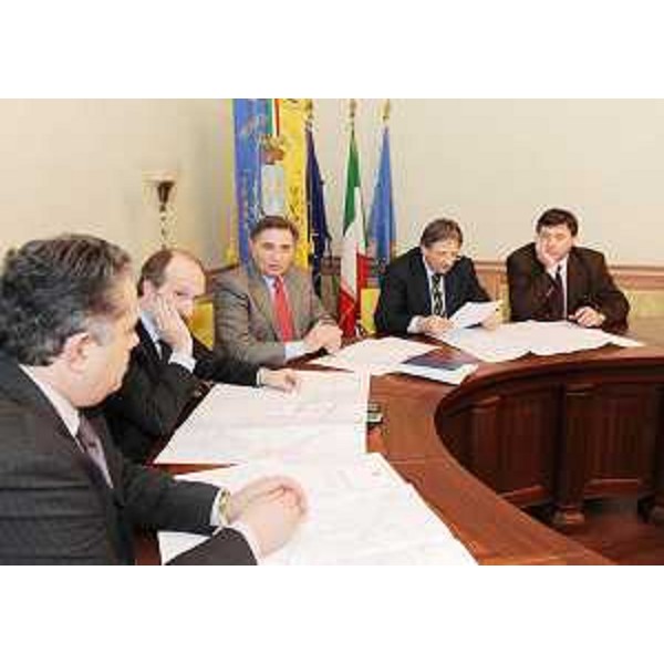 Riccardo Riccardi (Assessore regionale Mobilità, Energia ed Infrastrutture di Trasporto) nel corso dell'incontro con Riccardo Del Pup (Assessore prov. Viabilità PN) e i sindaci di Azzano Decimo Enzo Bortolotti, di Fiume Veneto Tiziano Borlina e di Pasiano Claudio Forniasieri. (Pordenone 03/02/09)