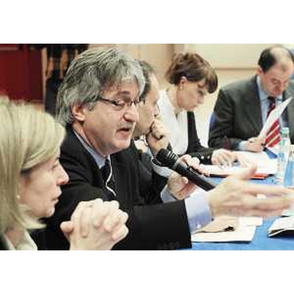 Renzo Tondo (Presidente Friuli Venezia Giulia) e gli assessori regionali Seganti (Pianificazione territoriale, Autonomie locali e Sicurezza), Ciriani (Attività produttive), Rosolen (Lavoro, Università e Ricerca, delegato Pari Opportunità e Politiche giovanili) e Molinaro (Istruzione, Formazione e Cultura, delegato Politiche Famiglia) nel corso dell'incontro con i rappresentanti degli imprenditori, delle organizzazioni sindacali e delle autonomie locali, nella sede regionale di Udine. (Udine 04/02/09)