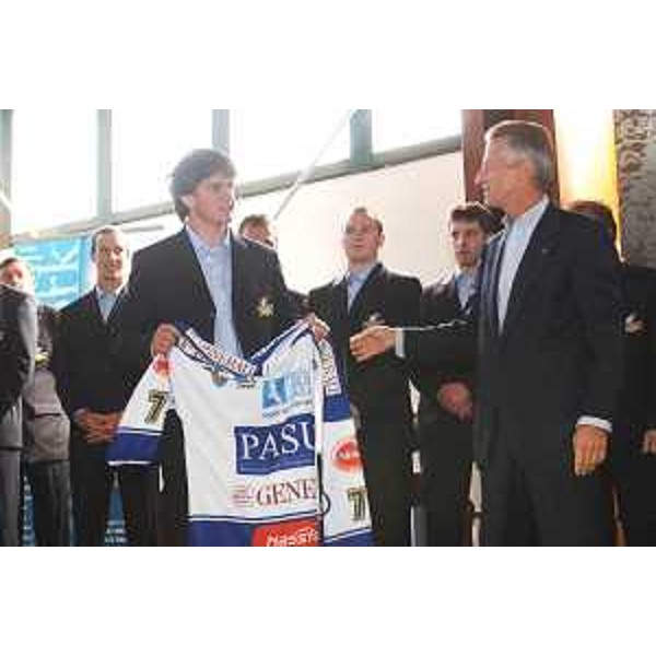 Riccardo Illy (Presidente Regione Friuli Venezia Giulia) alla presentazione ufficiale della squadra di hockey su ghiaccio "Pasut Aquile FVG" nel palaghiaccio Claudio Vuerich di Pontebba. (Pontebba 29/09/06)