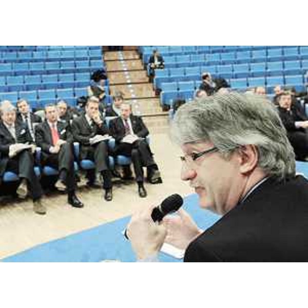 Renzo Tondo (Presidente Friuli Venezia Giulia) nel corso dell'incontro con i rappresentanti degli imprenditori, delle organizzazioni sindacali e delle autonomie locali, nella sede regionale di Udine. (Udine 04/02/09)