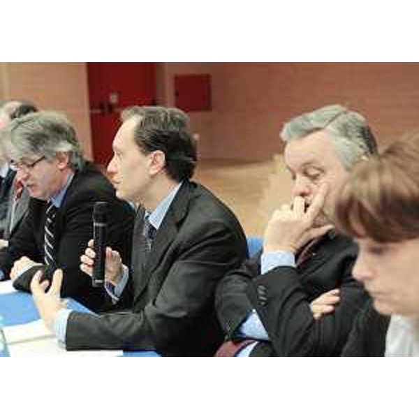 Renzo Tondo (Presidente Friuli Venezia Giulia) e gli assessori regionali Ciriani (Attività produttive), Rosolen (Lavoro, Università e Ricerca, delegato Pari Opportunità e Politiche giovanili) e Lenna (Ambiente e Lavori pubblici, delegato Protezione civile) nel corso dell'incontro con i rappresentanti degli imprenditori, delle organizzazioni sindacali e delle autonomie locali, nella sede regionale di Udine. (Udine 04/02/09)