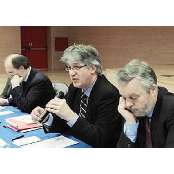 Renzo Tondo (Presidente Friuli Venezia Giulia) e gli assessori regionali Ciriani (Attività produttive) e Lenna (Ambiente e Lavori pubblici, delegato Protezione civile) nel corso dell'incontro con i rappresentanti degli imprenditori, delle organizzazioni sindacali e delle autonomie locali, nella sede regionale di Udine. (Udine 04/02/09)