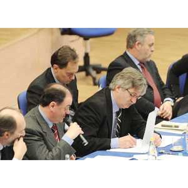 Renzo Tondo (Presidente Friuli Venezia Giulia) e gli assessori regionali Riccardi (Mobilità, Energia e Infrastrutture di Trasporto), Molinaro (Istruzione, Formazione e Cultura, delegato Politiche Famiglia), Ciriani (Attività produttive) e Lenna (Ambiente e Lavori pubblici, delegato Protezione civile) nel corso dell'incontro con i rappresentanti degli imprenditori, delle organizzazioni sindacali e delle autonomie locali, nella sede regionale di Udine. (Udine 04/02/09)