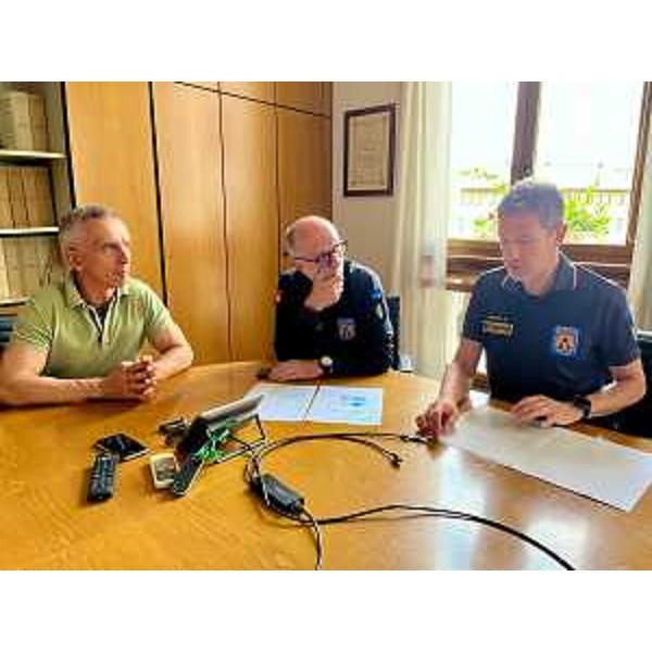 L'assessore regionale alla Protezione civile Riccardo Riccardi durante il sopralluogo a Sacile assieme al sindaco Carlo Spagnol - L'assessore regionale alla Protezione civile Riccardo Riccardi durante il sopralluogo a Sacile assieme al sindaco Carlo Spagnol