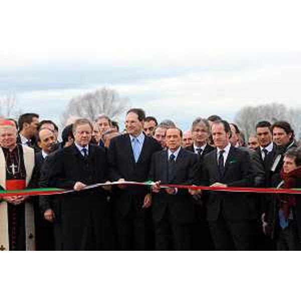 Renzo Tondo (Presidente Friuli Venezia Giulia), Silvio Berlusconi (Presidente del Consiglio), Giancarlo Galan (Presidente Veneto) ed altre autorità all'inaugurazione del Passante di Mestre. (Bonisiolo, 08/02/09)