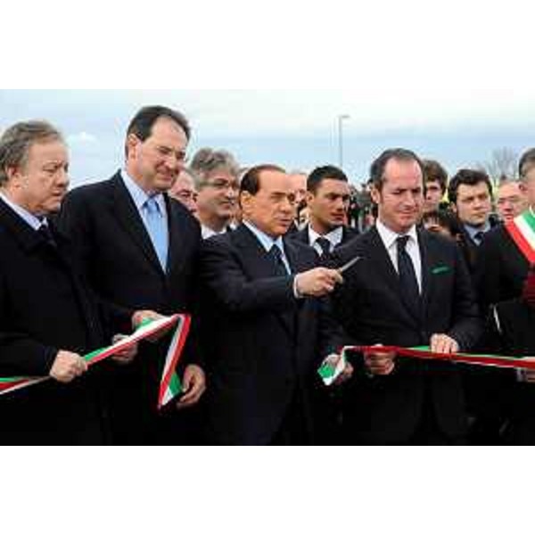 enzo Tondo (Presidente Friuli Venezia Giulia), Silvio Berlusconi (Presidente del Consiglio), Giancarlo Galan (Presidente Veneto) ed altre autorità all'inaugurazione del Passante di Mestre. (Bonisiolo, 08/02/09)