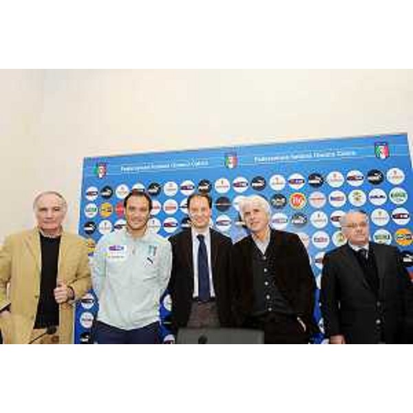 Luca Ciriani (Vicepresidente della Regione Friuli Venezia Giulia), Paris Lippi (Vicesindaco del Comune di Trieste), Pierluigi Casiraghi (commissario tecnico della squadra italiana calcio under 21) alla presentazione della partita di calcio under 21 tra l'Italia e la Svezia a Trieste. (Trieste, 08/02/09)