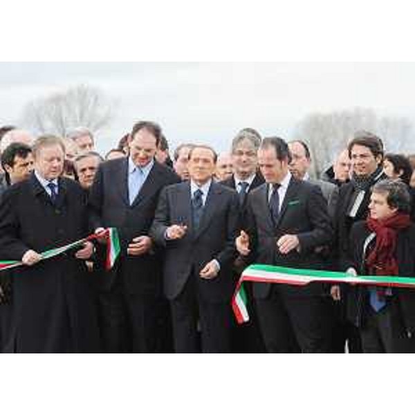 Renzo Tondo (Presidente Friuli Venezia Giulia) insieme a Silvio Berlusconi (Presidente Consiglio), Altero Matteoli (Ministro Infrastrutture e Trasporti) e Giancarlo Galan (Presidente Veneto) alla consegna del Passante di 33 chilometri a tre corsie tra Quarto d'Altino e Dolo. (Bonisiolo 08/02/09)