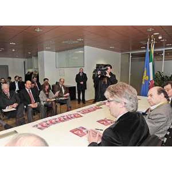 Vladimir Kosic (Assessore regionale Salute e Protezione sociale) e Renzo Tondo (Presidente Friuli Venezia Giulia) alla presentazione della campagna "Accendi il tuo cuore per la ricerca", a Udine. (Udine 10/02/09)