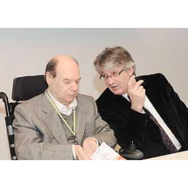 Vladimir Kosic (Assessore regionale Salute e Protezione sociale) e Renzo Tondo (Presidente Friuli Venezia Giulia) alla presentazione della campagna "Accendi il tuo cuore per la ricerca", a Udine. (Udine 10/02/09)