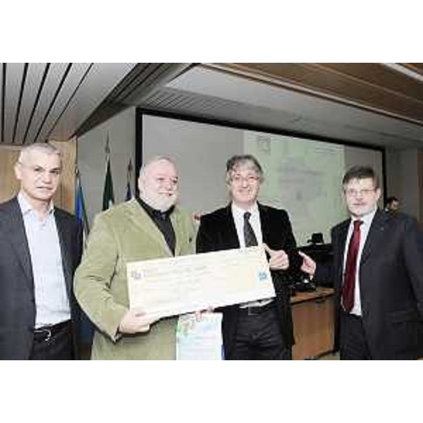 Renzo Tondo (Presidente Friuli Venezia Giulia) con Giovanni Del Ben (Direttore generale CRO Aviano) ed Edoardo Roncadin (Presidente BoFrost) nel corso del convegno "Gli Ircss oncologici del Nord Est", al CRO di Aviano. (Aviano 10/02/09) 
