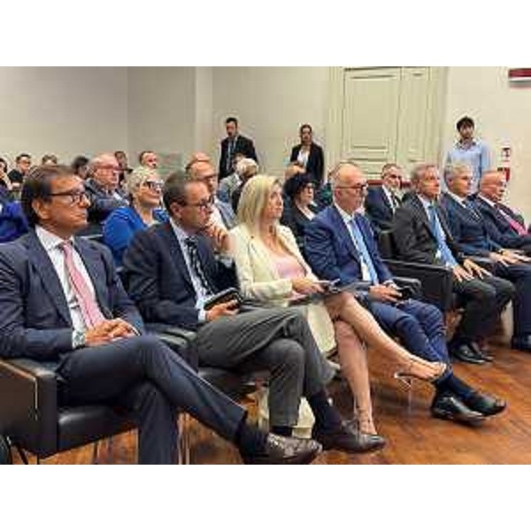 Gli assessori Riccardi e Amirante e i partecipanti alla sottoscrizione del contratto per l'affidamento dei lavori di realizzazione della terza corsia della A4 nel tratto tra San Donà di Piave e Portogruaro al Consorzio Stabile Eteria. - Gli assessori Riccardi e Amirante e i partecipanti alla sottoscrizione del contratto per l'affidamento dei lavori di realizzazione della terza corsia della A4 nel tratto tra San Donà di Piave e Portogruaro al Consorzio Stabile Eteria.