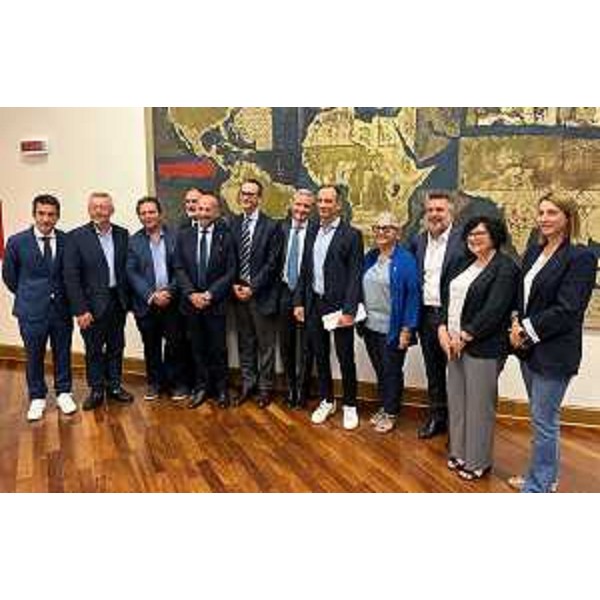 Il governatore Fedriga con i sindaci dei Comuni interessati dall'opera. - Il governatore Fedriga con i sindaci dei Comuni interessati dall'opera.