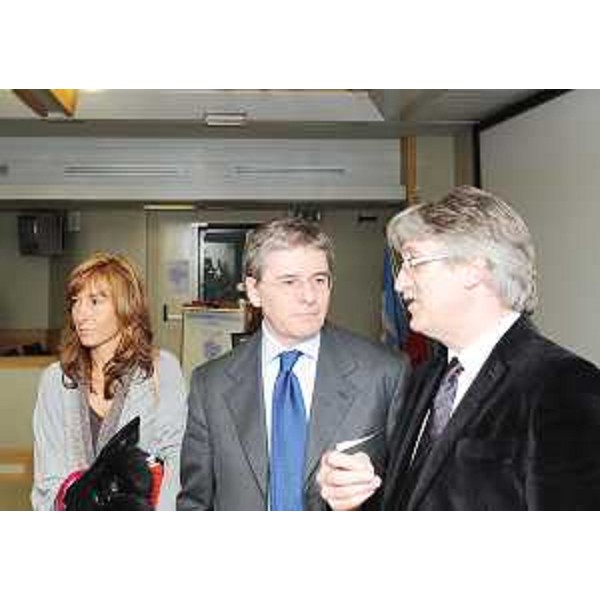 Michela Gasparutti (Capo segreteria Presidente Tondo), Piero Della Valentina (Imprenditore) e Renzo Tondo (Presidente Friuli Venezia Giulia) nel corso del convegno "Gli Ircss oncologici del Nord Est", al CRO di Aviano. (Aviano 10/02/09) 