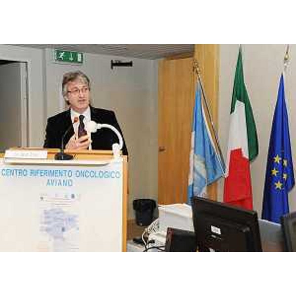 Renzo Tondo (Presidente Friuli Venezia Giulia) interviene al convegno "Gli Ircss oncologici del Nord Est", al CRO di Aviano. (Aviano 10/02/09)