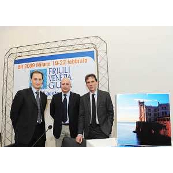Luca Ciriani (Vicepresidente FVG e Assessore regionale Attività produttive), Lorenzo Giannocaro (Coordinatore Riti Mediaedge) e Andrea Di Giovanni (Direttore generale Turismo FVG) nella sede della Regione a Trieste. (Trieste 12/02/09)