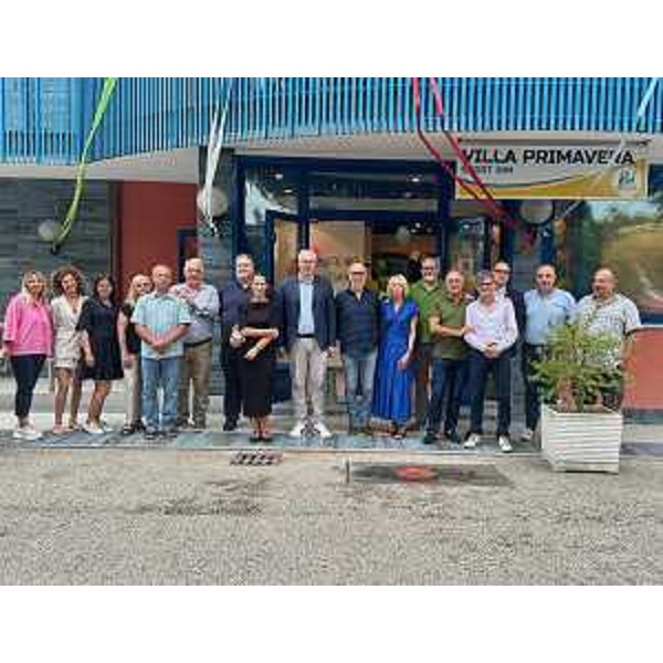 Al centro, il prsidente del Cr Fvg, Mauro Bordin, a Lignano Sabbiadoro con l'associazione Scrosoppi di Gonars per i bambini ucraini - Al centro, il prsidente del Cr Fvg, Mauro Bordin, a Lignano Sabbiadoro con l'associazione Scrosoppi di Gonars per i bambini ucraini