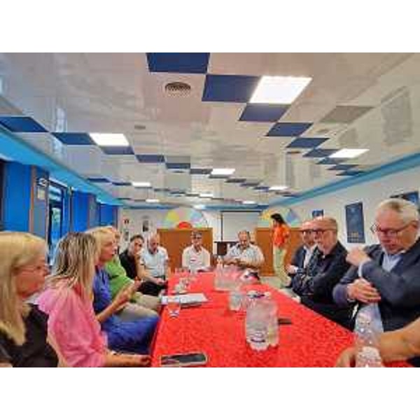 L'assessore Riccardi all'incontro a Lignano con organizzazioni di volontariato e referenti uscraini del progetto di accoglienza - L'assessore Riccardi all'incontro a Lignano con organizzazioni di volontariato e referenti uscraini del progetto di accoglienza 