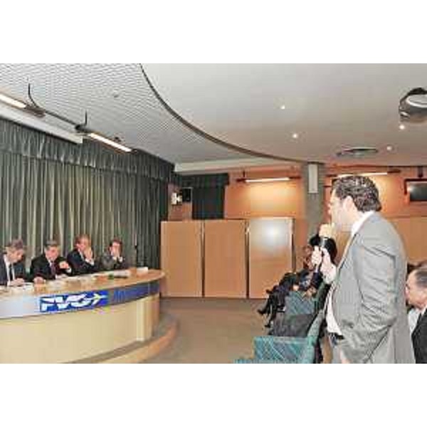 Antonio Tajani (Commissario europeo Trasporti) e Renzo Tondo (Presidente Friuli Venezia Giulia), davanti ai rappresentanti delle associazioni di categoria, nel corso del vertice sui trasporti all'Aeroporto FVG di Ronchi dei Legionari. (Ronchi del legionari 13/02/09)
